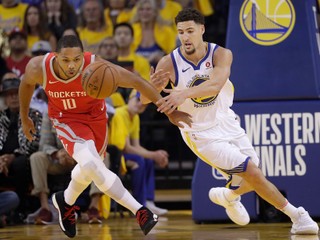 Eric Gordon (vľavo) v červenom drese Rockets a domáci Klay Thompson v súboji.