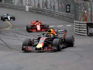 Daniel Ricciardo, za ním Sebastian Vettel a Lewis Hamilton.