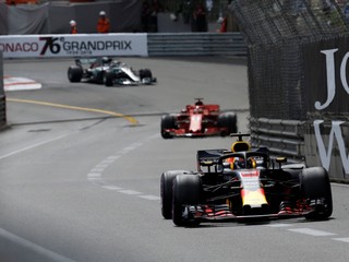 Daniel Ricciardo, za ním Sebastian Vettel a Lewis Hamilton.