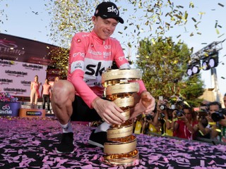 Chris Froome s trofejou pre víťaza pretekov Giro d'Italia.