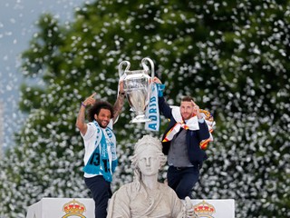 Marcelo (vľavo) a Sergio Ramos na fontáne Cibeles.
