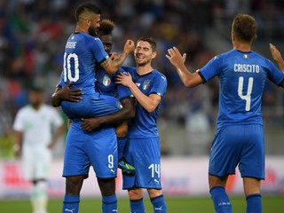 Talianski futbalisti sa radujú po góle Maria Balotelliho.