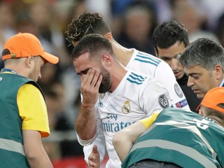 Dani Carvajal (uprostred) opúšťal finále Ligy majstrov predčasne a v slzách.