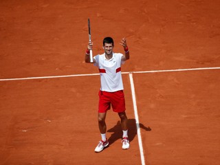 Novak Djokovič oslavuje hladký postup.