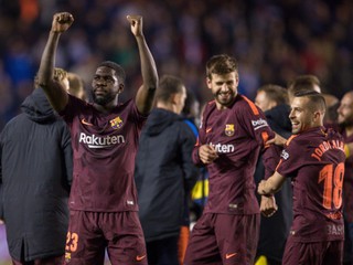 Samuel Umtiti (vľavo) predĺžil zmluvu s FC Barcelona.