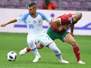 Róbert Mak (vľavo) v súboji o loptu s Karimom El Ahmadim.