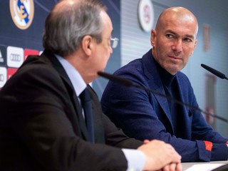Zinedine Zidane (vpravo).