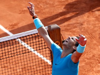 Rafael Nadal oslavuje postup do finále.