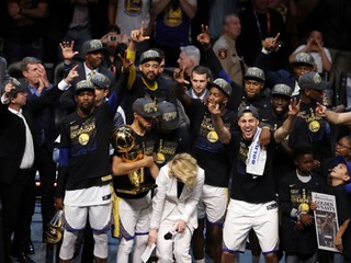 Basketbalisti Golden State aj po roku zostávajú zlatí.