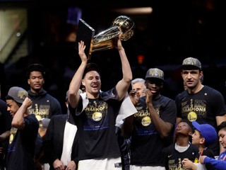 Ohlasy médií: Dynastia majstrov, Warriors pozametali s Clevelandom