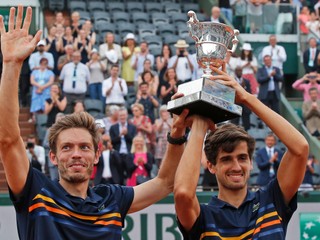 Štvorhru mužov na Roland Garros vyhrala francúzska dvojica Pierre-Hugues Herbert a Nicolas Mahut.