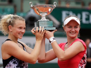 České tenistky Kateřina Siniaková a Barbora Krejčíková sa stali víťazkami ženskej štvorhry na Roland Garros. 