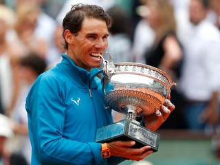 Rafael Nadal si zahryzol do trofeje na Roland Garros jedenástykrát v kariére.
