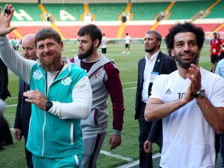 Mohamed Salah (vpravo) prišiel na štadión v bielom drese svojej reprezentácie, Kadyrov mal zeleno-bielu teplákovú súpravu.