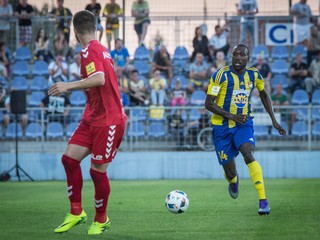 Noé Achille Kwin Amban (vpavo) opúšťa Duanjskú Stredu.