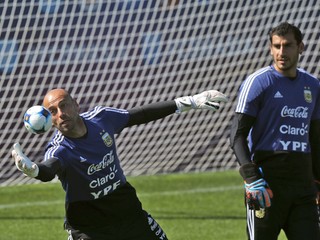 Willy Caballero (vľavo) a Nahuel Guzmán.