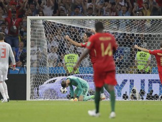 Španielsky brankár David de Gea robí chybu, po ktorej Portugalsko vyhráva 2:1.