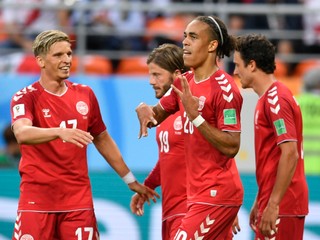 Dánski reprezentanti oslavujú gól v sieti Peru.