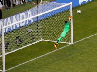 Keylor Navas inkasuje jediný gól stretnutia.