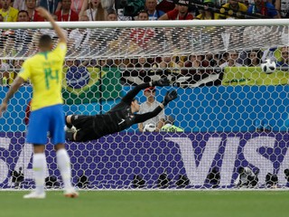 Philippe Coutinho strieľa gól.