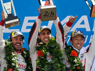 Toyota premiérovo vyhrala 24 Le Mans, členom víťaznej posádky bol aj Alonso