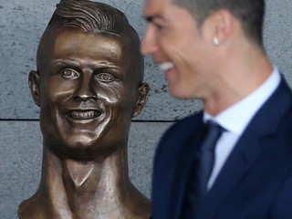 Cristiano Ronaldo sa na podivnej buste zasmial.