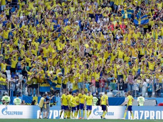 Švédski reprezentanti oslavujú gól.