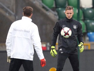 Bernd Leno (vpravo) je novým hráčom Arsenalu.