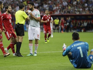 Španiel Diego Costa sa háda s rozhodcom.