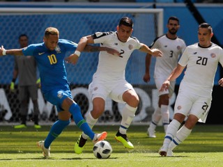 Brazílčan Neymar v súboji s kostarickými hráčmi.