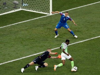 Ahmed Musa strieľa svoj druhý gól v zápase proti Islandu.