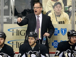 Dan Bylsma počas pôsobenia na lavičke Pittsburghu Penguins.