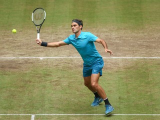 Roger Federer potvrdzuje svoju silu na tráve.