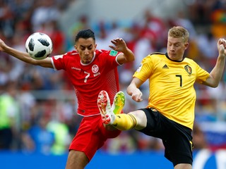 Belgičan Kevin De Bruyne (vpravo) bojuje o loptu s Tunisanom Saifeddinem Khaouim.