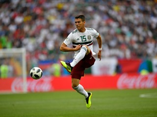 Hector Moreno z Mexika strieľa na bránu súpera.