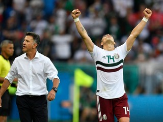 Tím Mexika sa zatiaľ na MS vo futbale 2018 ukazuje veľmi dobre. Vpravo Javier Hernández, vľavo tréner Juan Carlos Osorio.