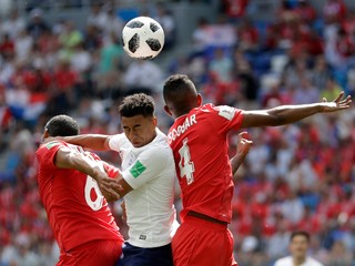 Jesse Lingard (v strede) sa márne pokúša dostať k lopte vo vzdušnom súboji s dvojicou Panamčanov.