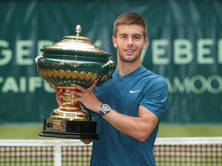 Borna Čorič pózuje s víťaznou trofejou.