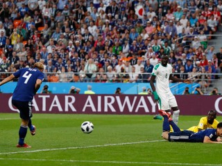 Japonec Keisuke Honda vyrovnáva na konečných 2:2.