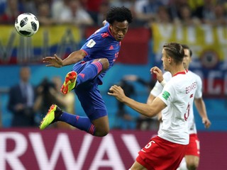 Juan Cuadrado (vľavo) sa snaží dostať k lopte akrobatickým spôsobom.