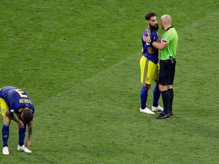 Švéd Jimmy Durmaz diskutuje s rozhodcom.