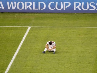 Irán siahal na historický postup do osemfinále. Na fotografii sklamaný Morteza Pouraliganji po zápase s Portugalskom.