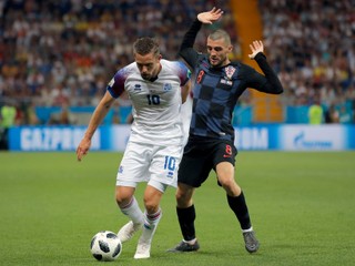 Islanďan Gylfi Sigurdsson obchádza Matea Kovačiča.