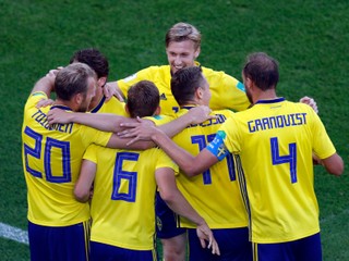 Švédski reprezentanti oslavujú gól do siete Mexika.