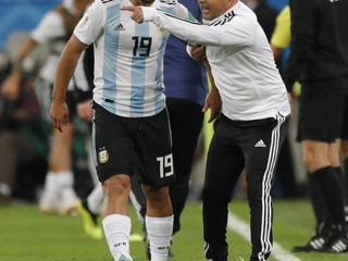 Jorge Sampaoli (vpravo) sa na striedanie Sergia Aguera (vľavo) mal pýtať Lionela Messiho.