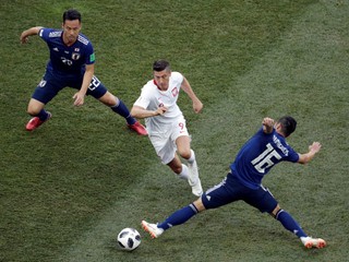 Poliak Robert Lewandowski medzi hráčmi Japonska.