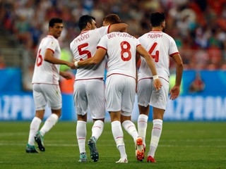 Tuniský hráč Fakhreddine Ben Youssef (č.8) oslavuje so spoluhráčmi úvodný gól do bránky Panamy.