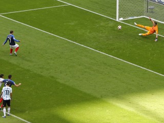 Francúz Antoine Griezmann premieňa pokutový kop.