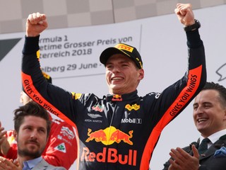 Verstappen ovládol Veľkú cenu Rakúska, Mercedesy nedokončili