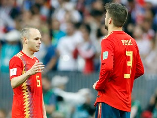 Po osemfinálovom konci na MS sa rozhodli skončiť Andrés Iniesta (vľavo) a po ňom aj stopér Gerard Pique.